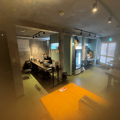 4名様掛けのテーブル席が6つございます。記念日や誕生日などの特別なシーンにぴったりの空間です。大切な人との思い出に残るひとときを演出するために、サプライズ対応も可能です。美味しいラム肉やお料理を楽しみながら、特別な日をより一層素敵に彩るお手伝いをいたします。