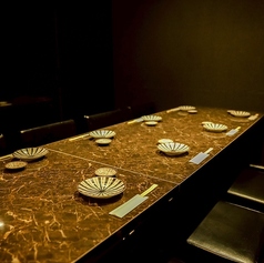 最大12名様まで対応可能な個室空間です。間接照明の優しい光が、大人の落ち着いた雰囲気を醸し出します◎おしゃれで落ち着いた雰囲気のテーブルを囲んで、上質な宴会をお楽しみください。接待や会食、親戚の集まりなど、プライベートを重視したい大切なシーンに自信を持っておすすめします！