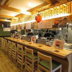 【活気あるカウンター席】調理風景が目の前で楽しめる特等席です。お一人様やデートでのご利用に最適。出来立ての料理を五感で味わいながら、スタッフとの会話も弾む、居心地の良いお席です。