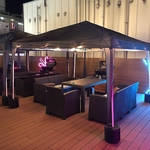 最大50名様まで貸切も可能！ネオンが輝くおしゃれな屋上空間を独占して、一体感のある宴会を楽しめる