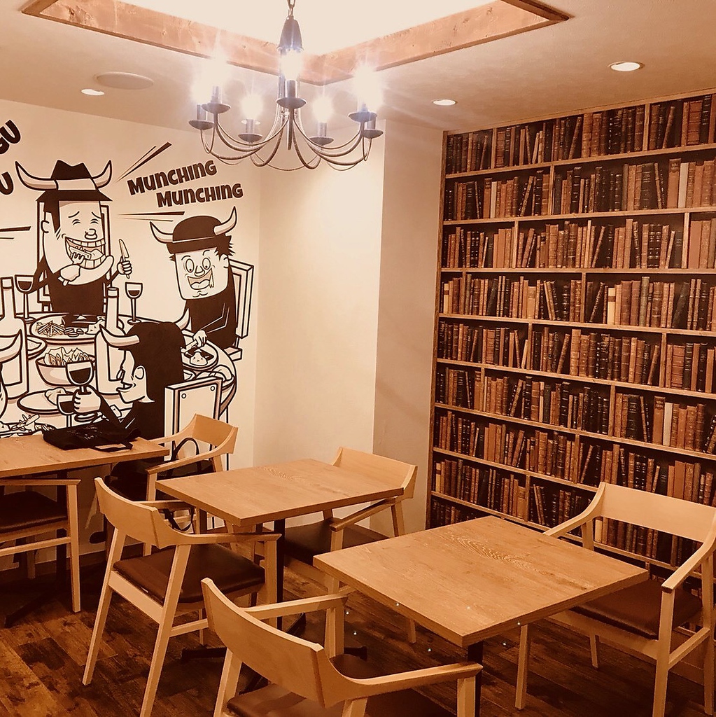 喫煙可能のお座席。まるでカフェのようなおしゃれな店内。