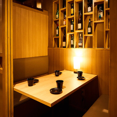 2名様からご利用可能な完全個室は、間接照明が照らし出す上質空間。新宿でのデートや接待、誕生日や記念日にも最適です。
