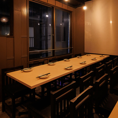 大人数でのご利用にも対応可能な広々としたテーブル席をご用意しております。ご友人同士の集まりや家族の団らん、職場のパーティーなど、さまざまなシーンでご活用いただけます。