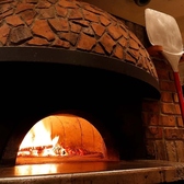 【薪窯で焼き上げる神戸牛】薪火ならではの強火で一気に焼き上げ旨みを閉じ込めるので、噛む度に肉の旨味が口いっぱいに広がります！