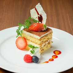 【華やかに仕上げたシェフ気まぐれのデザート盛り合わせ】ランチ500円(税込)、ディナー700円(税込)の写真