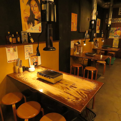 4名様や6名様で利用できるテーブル席は、ご家族での夕食や同僚との打ち上げに最適です 。最高峰A5ランクの「ダイヤモンドFUJI」を贅沢に焼き、炊きたてのご飯に乗せて楽しむ瞬間はまさに至福 。活気あふれる店内で、職人が手洗いで仕上げた極上の旨味を心ゆくまでご堪能いただけます。