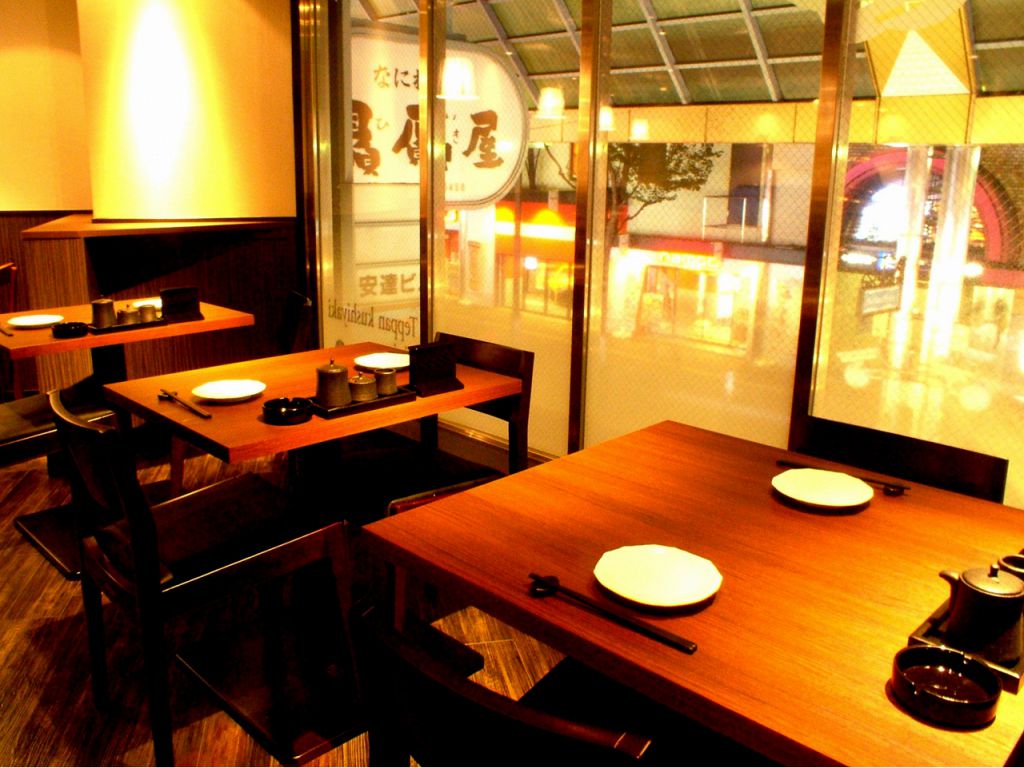 窓側のテーブル席は、三宮の街並みを見ながらお酒が飲める！