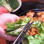 旨味たっぷりジューシーお肉をシャキシャキ食感のサンチュに巻いて召し上がれ♪