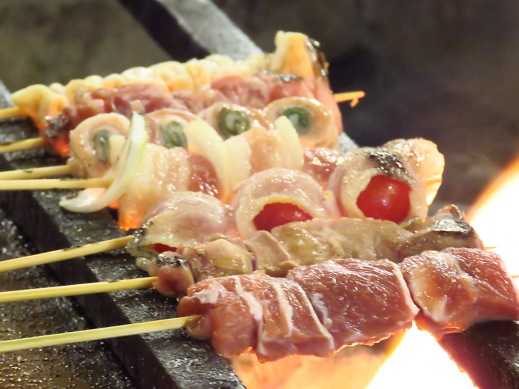 備長炭の香ばしさが引き立つ。当店自慢の焼き鳥。選べる楽しさと美味しさ。ぜひ、お楽しみください！