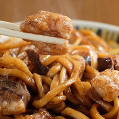 ＜岡山屋名物　ホルモンうどん＞の写真