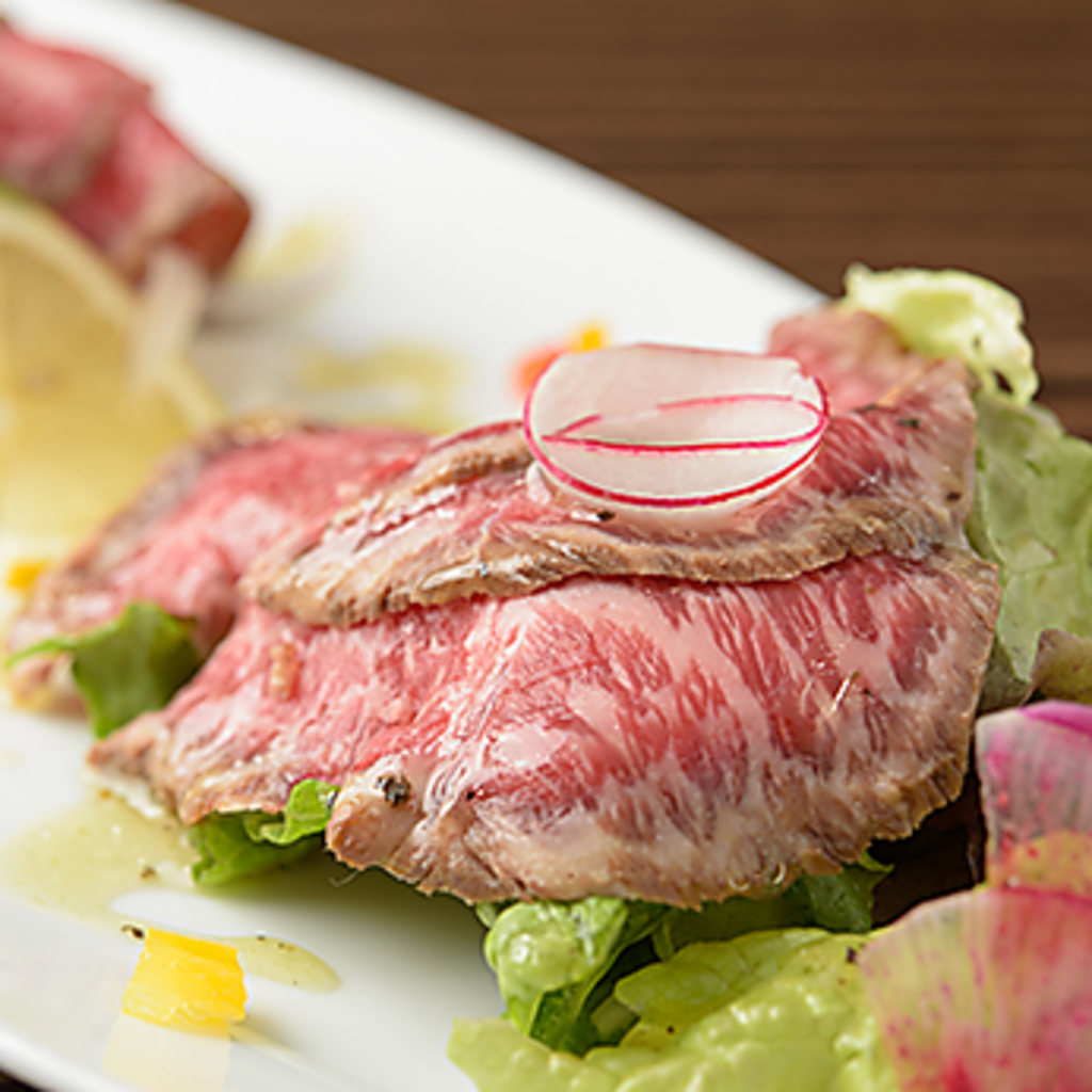 和牛を使用したローストビーフは902円(税込)！お肉の旨みが噛むほどに口一杯に広がります。