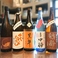 <旬の酒・限定酒>　日本全国より、季節の各種銘柄を取り揃えております。お好きなお酒を発見して下さい。