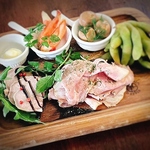 お酒が進むおつまみも種類豊富にございます♪