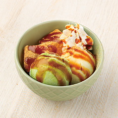 抹茶とバニラアイスの和風パフェ