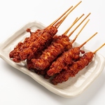 秘伝のタレを纏わせた揚げたての金から串。ザクザクとした食感と溢れる肉汁がクセになる看板料理。