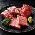 一際目を引く米沢牛のA5ランクの米沢牛。存在感あるお肉はご注文に合わせてその場で調理されます。