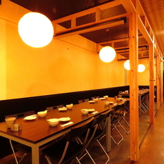 【テーブル席】半個室に4つのテーブル席を全て繋げれば、最大24名様までの宴会が可能です！会社の宴会や歓送迎会、同窓会や大規模なパーティーなど幅広いシーンでご利用いただけます！是非ご予約ください。