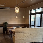 内観もこだわりのあるおしゃれな空間。ランチタイムも営業中◎好評の昼飲みもできます。ご堪能あれ！