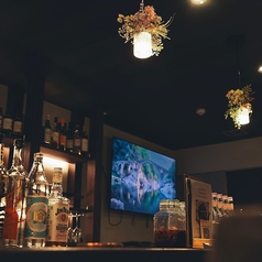 しっとりとお食事やお酒を楽しめるカウンター席。店内の一角にはバーカウンターもご用意しております。店内は暗めの照明で、その雰囲気は大人のデートにぴったりです。誕生日や大切な記念日など、特別な日にぜひご来店お待ちしております。