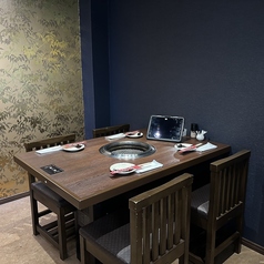 【4名掛けテーブル席】4席(1階×1席、2階×2席、3階×1席)ゆったりくつろげるテーブル席は、少人数のグループやご家族におすすめです。