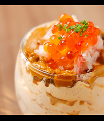 ウニ・カニ・イクラを添えたウニのムース