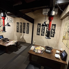 4名席の仕切りを外して8名様用のお席に大変身！部署の飲み会や仲間の集まりにも対応できます。一体感のある空間で、わいわい宴会をお楽しみください◎