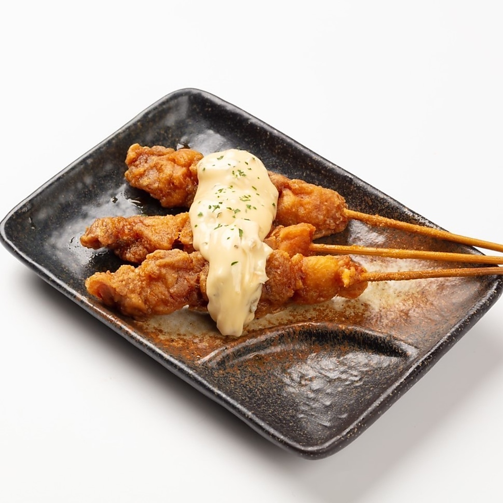 クリーミーなタルタルソースをたっぷりかけたチキン南蛮棒。串スタイルで手軽に楽しめる人気作。