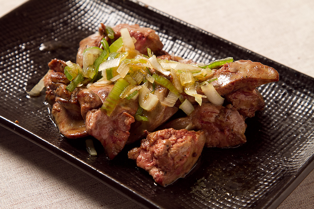 炙り白レバー焼き。フォアグラを思わせる濃厚な味わいと風味。レバー好きにはたまらない１皿572円