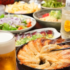 《専門店の本格鉄なべ餃子》皮パリジューシーな鉄鍋餃子は万人受け間違いなし！の写真