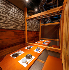 【焼肉完全個室8名様まで】8名様まで対応可能な完全個室の中団体席をご用意。プライベート感たっぷりの空間でみんなでワイワイ楽しめる焼肉宴会をお楽しみいただけます。個室の数に限りがございます。ご要望の際は直接電話でお問合せください。