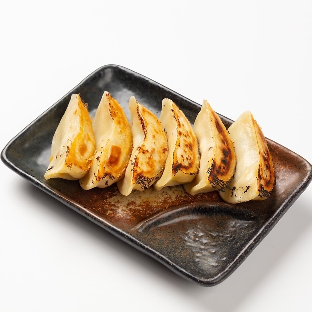 外はパリッと香ばしく、中はジューシーな自慢の焼き餃子。ビールが止まらなくなる定番の逸品です。