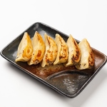 外はパリッと香ばしく、中はジューシーな自慢の焼き餃子。ビールが止まらなくなる定番の逸品です。