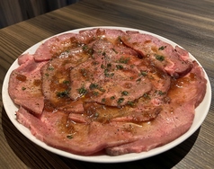 トリュフ香る牛タンカルパッチョ