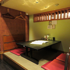 【畳の隠れ家個室】和の趣き溢れる店内は大人の為の落ち着いた雰囲気となっております。最大140名様までご利用可能な完全個室席は本八幡での接待や女子会、合コンなど各種宴会に最適なプライベート個室空間♪(本八幡/居酒屋/個室/飲み放題/喫煙可能/デート/誕生日/記念日/牛タン/女子会/宴会/肉/焼き鳥/鶏/)