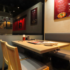 当店は、広々とした席が自慢の一つです。テーブル席は友人や家族との楽しい時間を過ごすのにぴったり☆お互いの会話が弾むような、心地よい距離感を大切にしています♪リラックスできる雰囲気の中で、料理を思う存分楽しんでいただけます！美味しい料理と共に、素晴らしい時間をお楽しみください♪