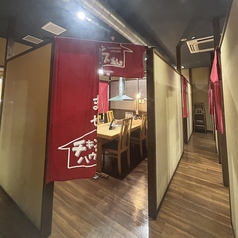 個室のテーブル席。他にもスクリーンカーテンで仕切るテーブル席もあります。