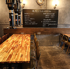 開放感あふれるテーブル席。家族での会食やカジュアルな飲み会にぴったりです。お席の間隔を広めにとっておりますので、小さなお子様連れでも安心してお座りいただけます。スタッフの目が行き届く配置のため、追加の注文もスムーズ。和やかな雰囲気の中で食事が進みます