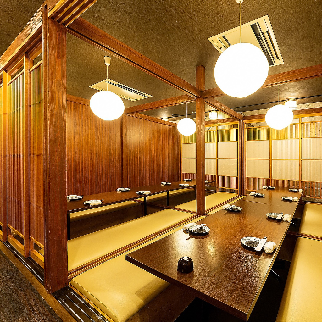 広々とした空間なので、大人数でのご宴会も席間隔を一定に保てます。大規模宴会もお任せください！