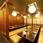 広々とした空間なので、大人数でのご宴会も席間隔を一定に保てます。大規模宴会もお任せください！