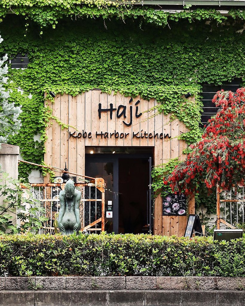 国道2号線から見える大きな店舗入り口は写真スポットとしても人気です！