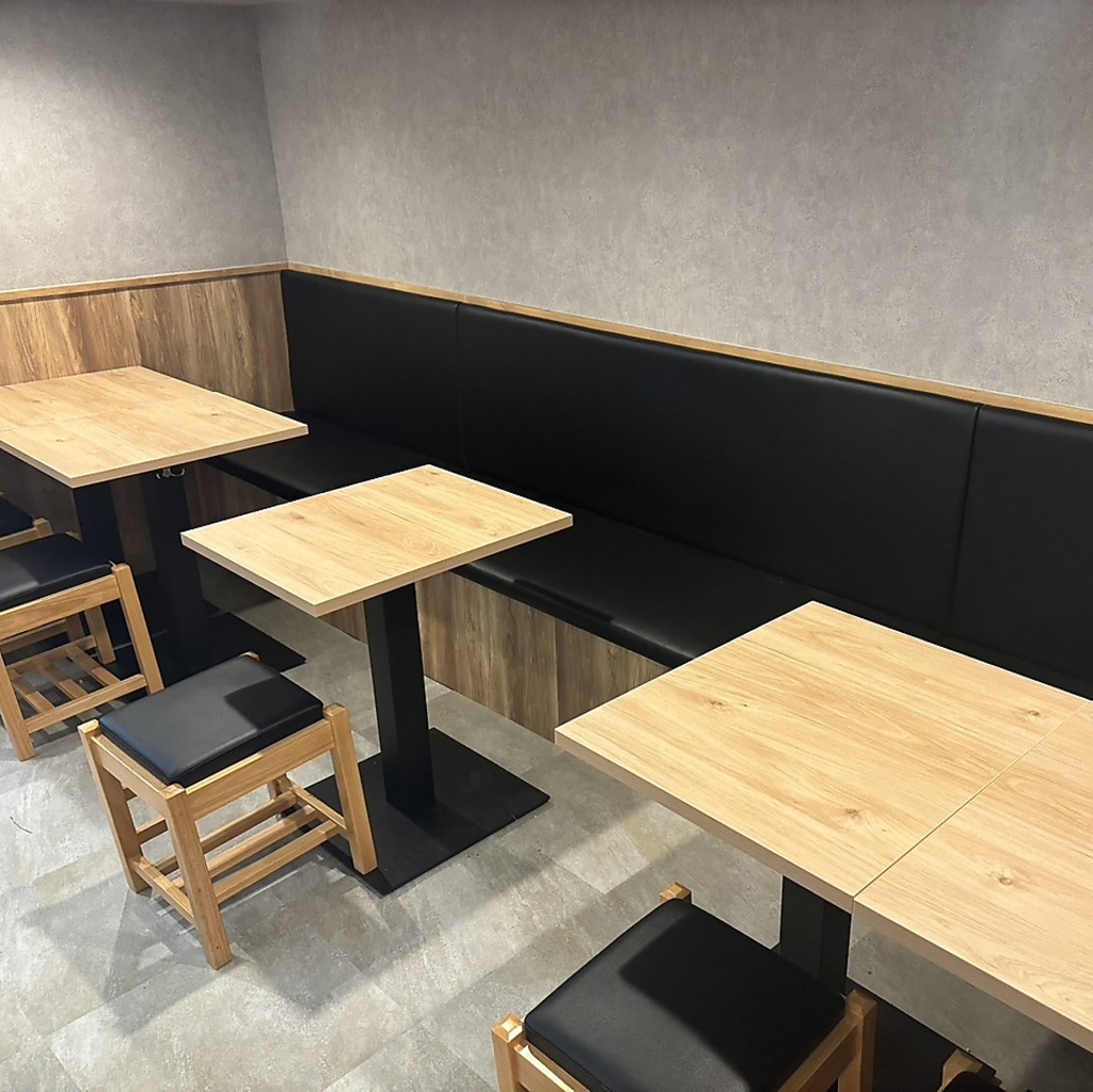 少人数でも使いやすい2～4名用テーブル席。落ち着いた内装で、お食事をゆっくり楽しめます。