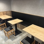 少人数でも使いやすい2～4名用テーブル席。落ち着いた内装で、お食事をゆっくり楽しめます。