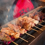 炭火で香ばしく焼き上げた自慢の焼き鳥をご用意。タレにもこだわっており、お酒との相性も抜群です！