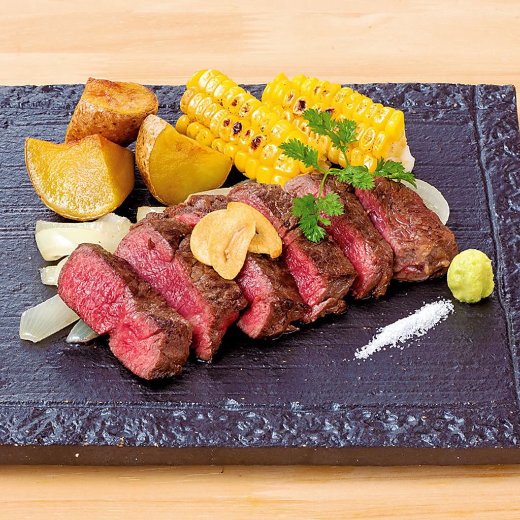 お魚はもちろん、お肉も美味しい！旨みを閉じ込めてじっくり焼き上げたステーキは食欲をそそります☆