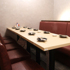 普段の飲み会から少人数さまのご宴会のご利用にオススメのテーブル席を完備しております。ゆったりとしたテーブル席でお寛ぎください。お席だけのご予約や当日のご予約も受け付けております！仙台駅での宴会・飲み会・歓迎会・送別会など様々なシーンでご利用下さい！