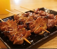 ピリ辛ニンニク味がやみつき！売切れ必至のてっちゃん串