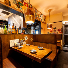 仕切りのあるテーブル席。プライベートなご利用に最適。