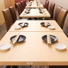 大人数様のご宴会でもゆったりとしたテーブル席でお寛ぎください。歓送迎会などの外せないシーンにおすすめです。お席だけのご予約や当日のご予約も受け付けております！仙台駅での宴会・飲み会・歓迎会・送別会など様々なシーンでご利用下さい！