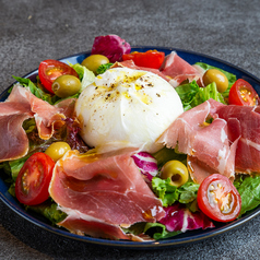 ブッラータチーズと生ハムのカプレーゼ