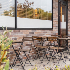 1名様から2名様掛けのコンパクトなテラス席を1つ完備しております。お一人様でのランチや、カップルでゆったりと外の景色を眺めながら過ごすひとときに最適です♪